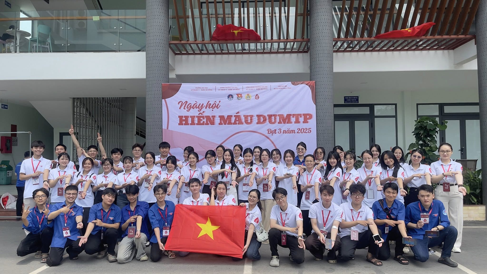 The youth of Danang University of Medical Technology and Pharmacy enthusiastically participated in the Humanitarian Blood Donation Festival.