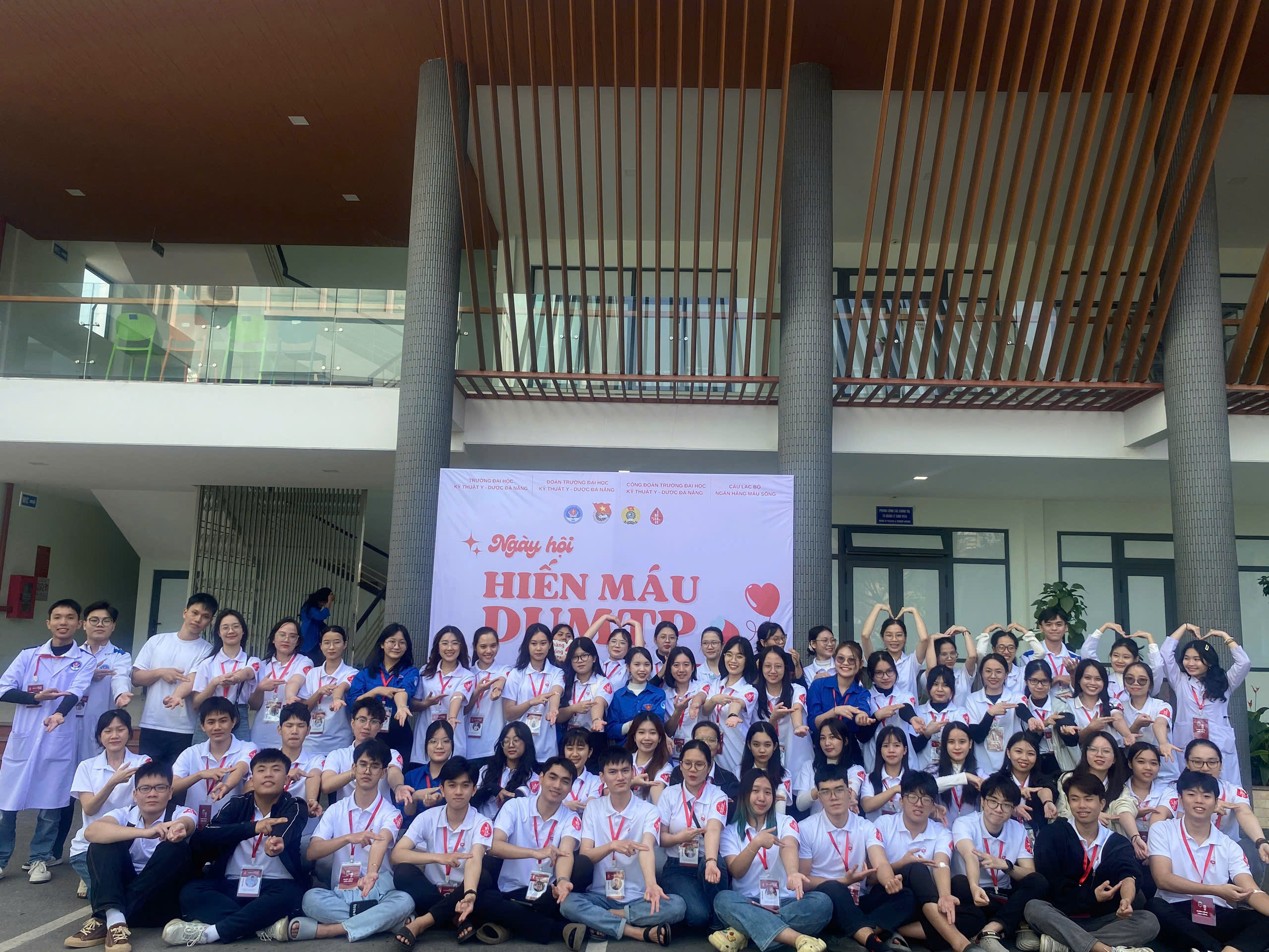TUỔI TRẺ TRƯỜNG ĐẠI HỌC KỸ THUẬT Y - DƯỢC ĐÀ NẴNG LAN TỎA NHỮNG GIỌT MÁU HỒNG YÊU THƯƠNG