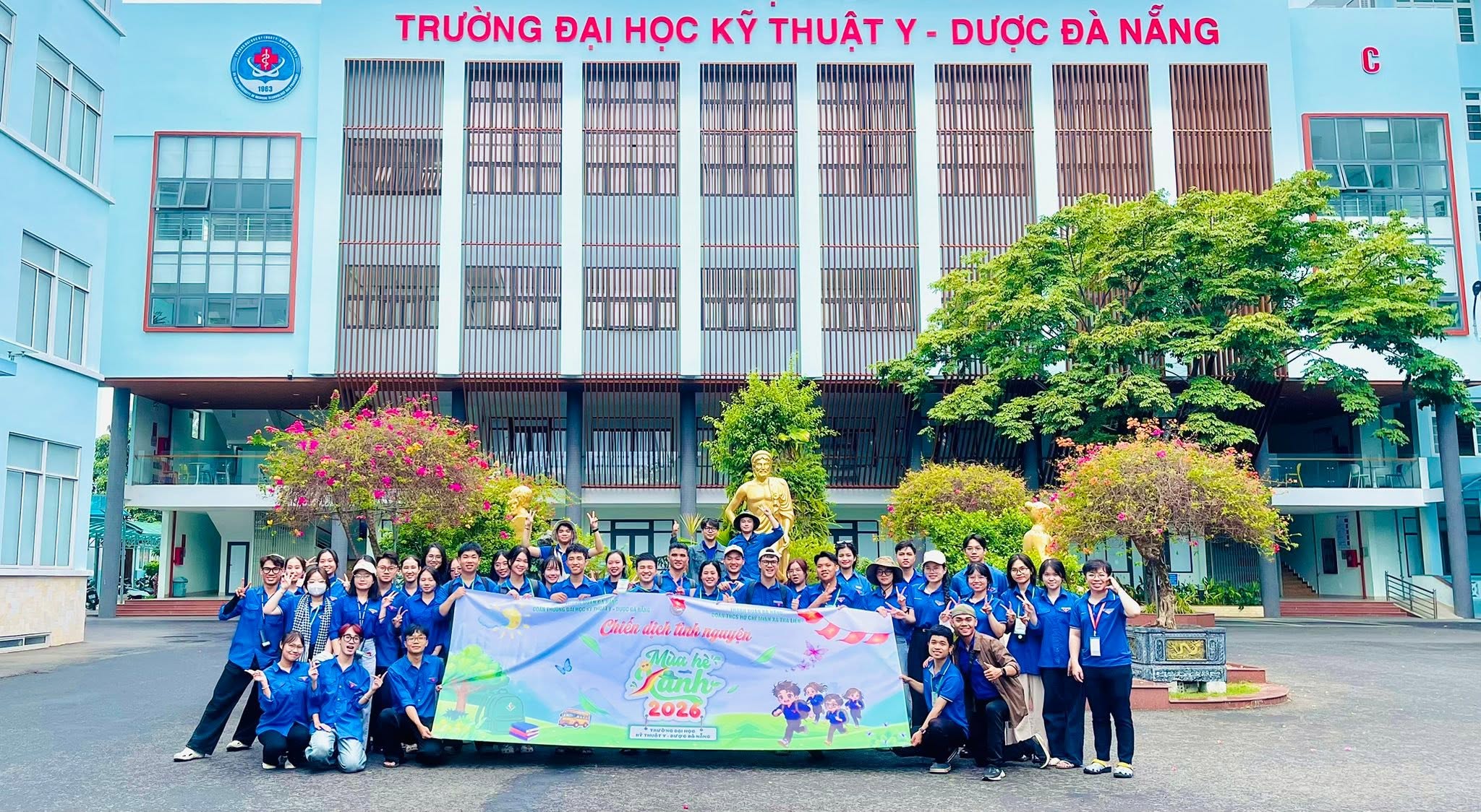 Tuổi trẻ Trường Đại học Kỹ thuật Y - Dược Đà Nẵng mang yêu thương đến vùng cao Trà Liên