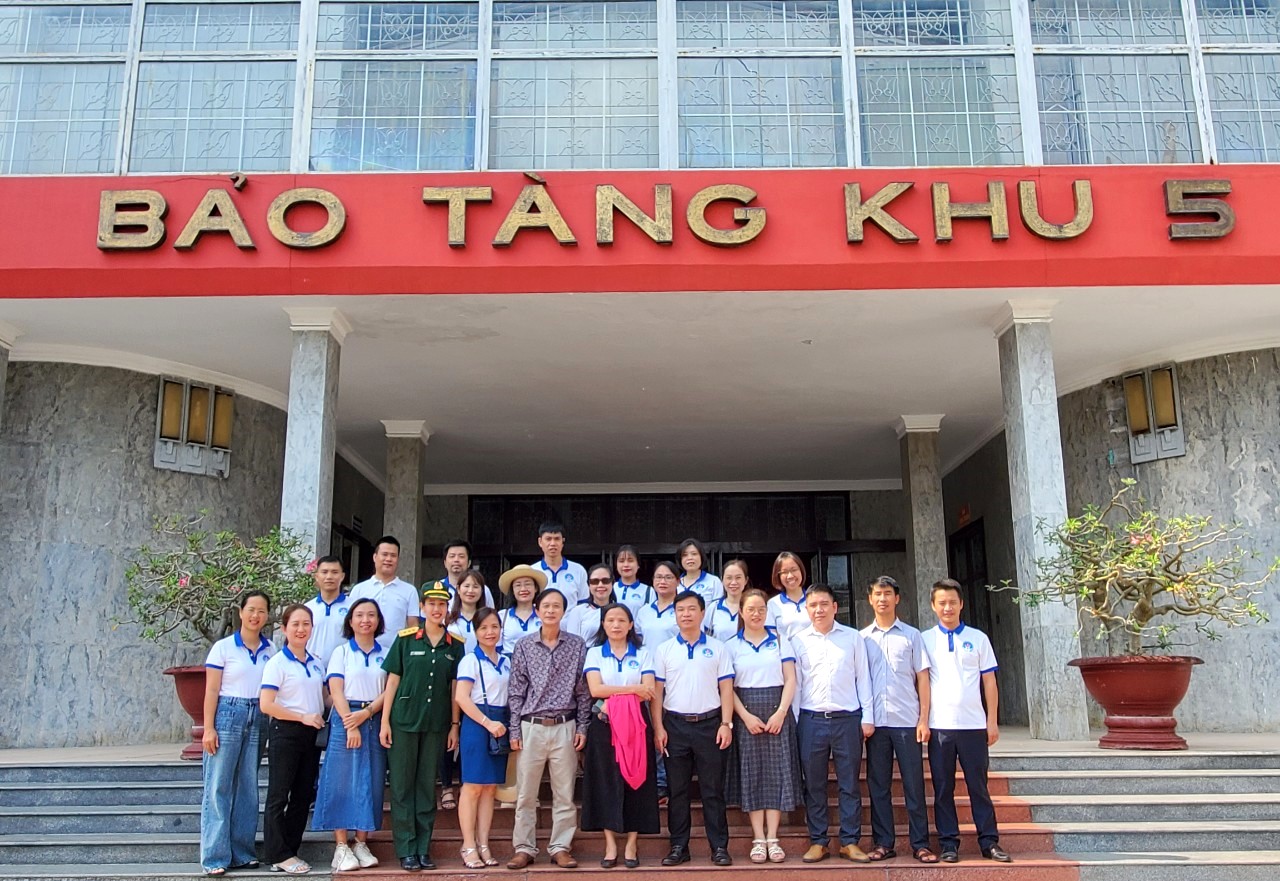 Chi bộ Tổ chức - Hành chính và Chi bộ Khối Đào tạo thuộc Đảng bộ Trường Đại học Kỹ thuật Y - Dược Đà Nẵng tổ chức sinh hoạt chuyên đề tại Bảo tàng Hồ Chí Minh - Chi nhánh Quân Khu V 