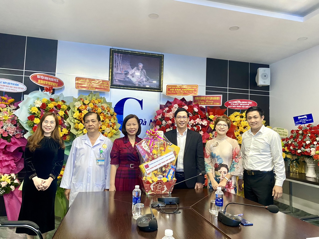 Da Nang University of Medical Technology and Pharmacy visited and congratulated hospitals and medical centers 
