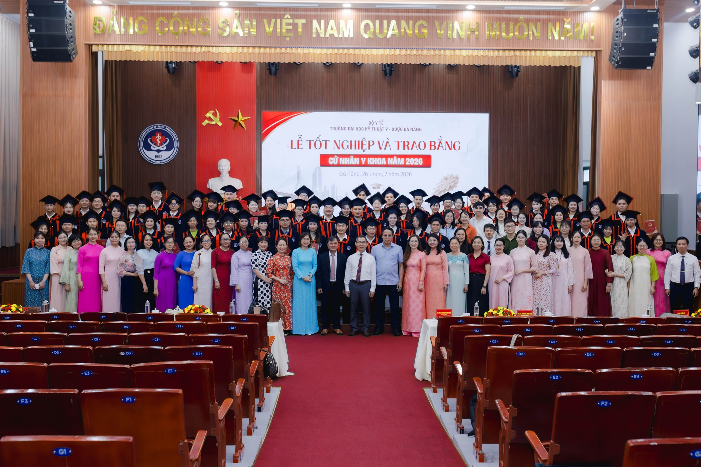 Trường Đại học Kỹ thuật Y - Dược Đà Nẵng tổ chức Lễ tốt nghiệp và trao bằng đại học cho 90 tân cử nhân hệ VLVH và Liên thông VLVH