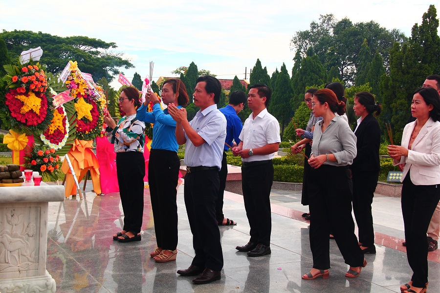 Trường Đại học Kỹ thuật Y - Dược Đà Nẵng dâng hương, đặt vòng hoa tưởng niệm các anh hùng liệt sĩ tại nghĩa trang Liệt sĩ thành phố Đà Nẵng 
