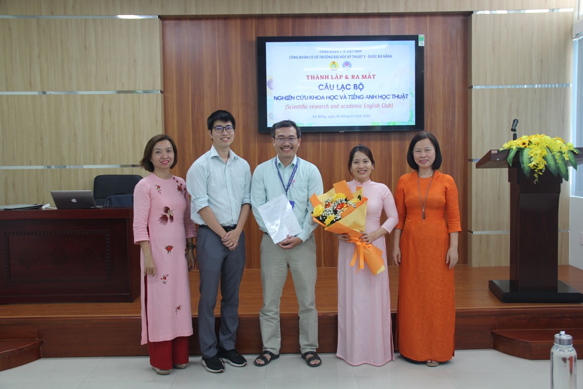 Công đoàn Trường ra mắt Câu lạc bộ Nghiên cứu khoa học và Tiếng anh học thuật