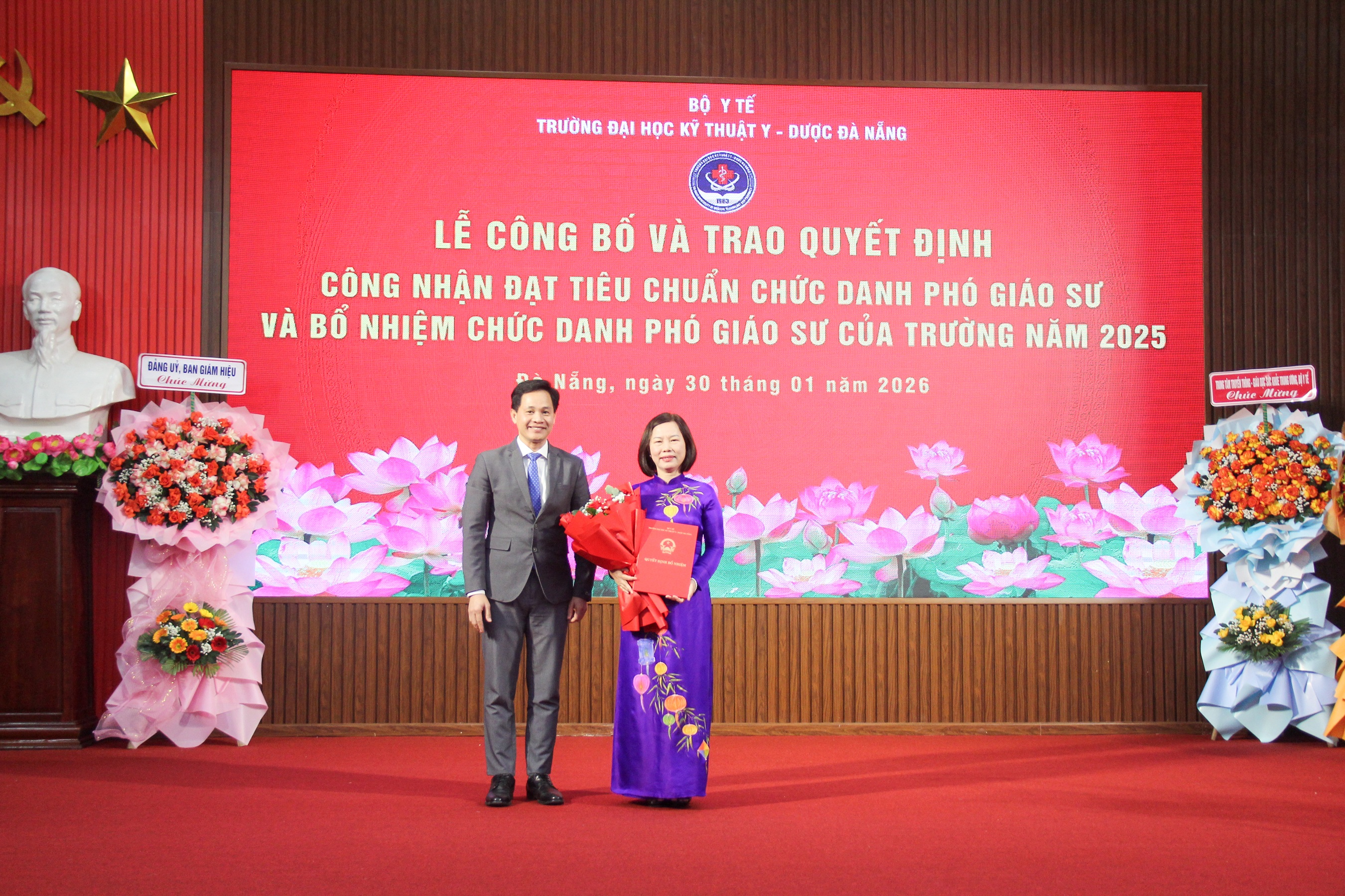 Trường Đại học Kỹ thuật Y - Dược Đà Nẵng long trọng tổ chức Lễ công bố và trao quyết định Phó giáo sư năm 2025