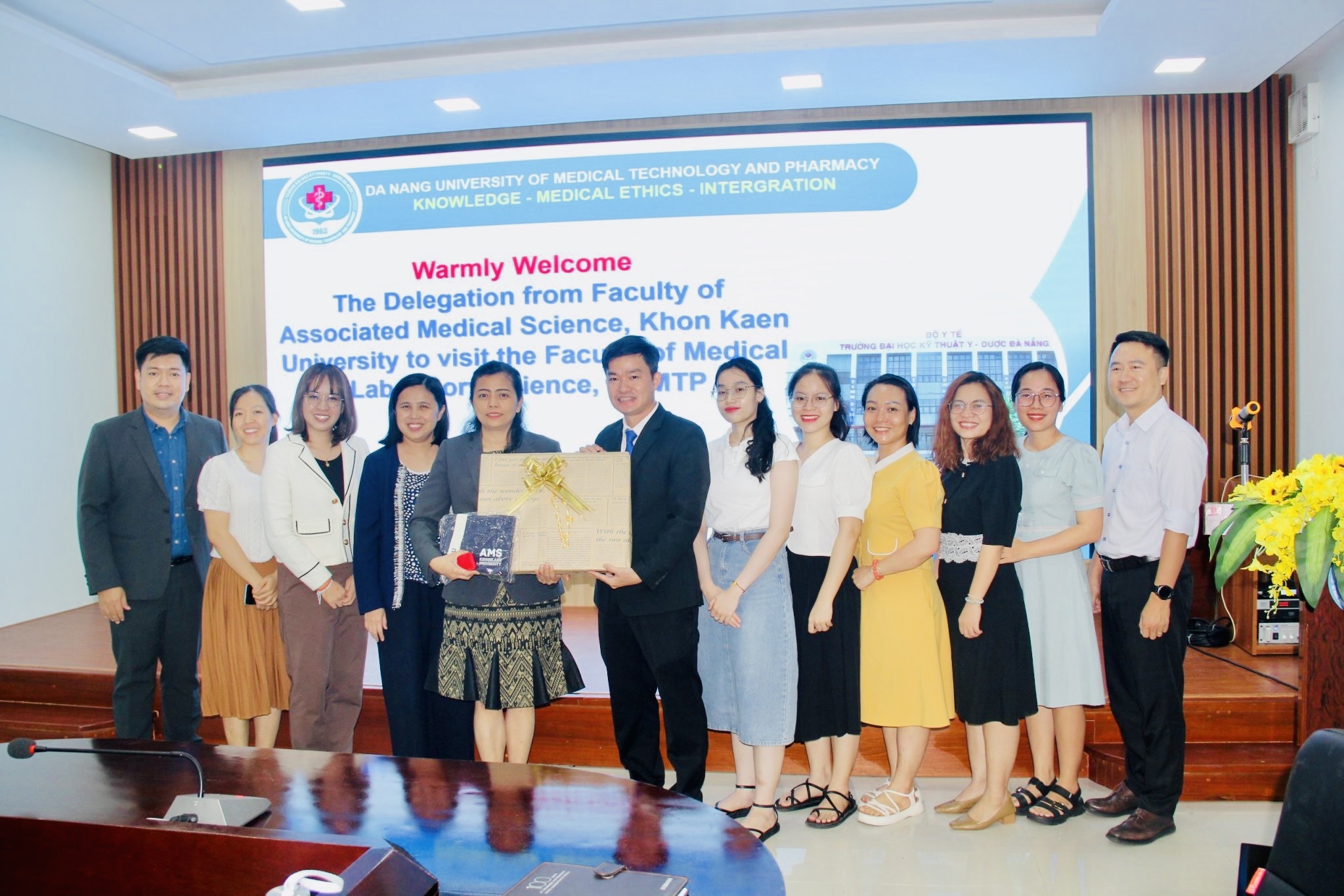 Đón tiếp và làm việc với Đoàn Khoa Y học liên ngành, Trường Đại học Khon Kaen, Thái Lan.