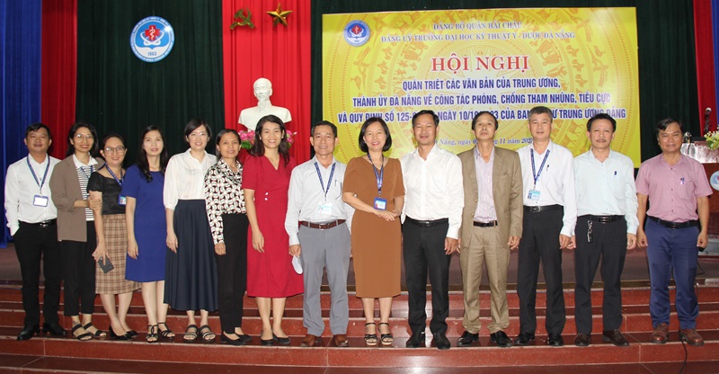 Đảng ủy Trường Đại học Kỹ thuật Y - Dược Đà Nẵng tổ chức hội nghị giới thiệu, tuyên truyền nội dung 02 tập tài liệu về phòng, chống tham nhũng, tiêu cực 