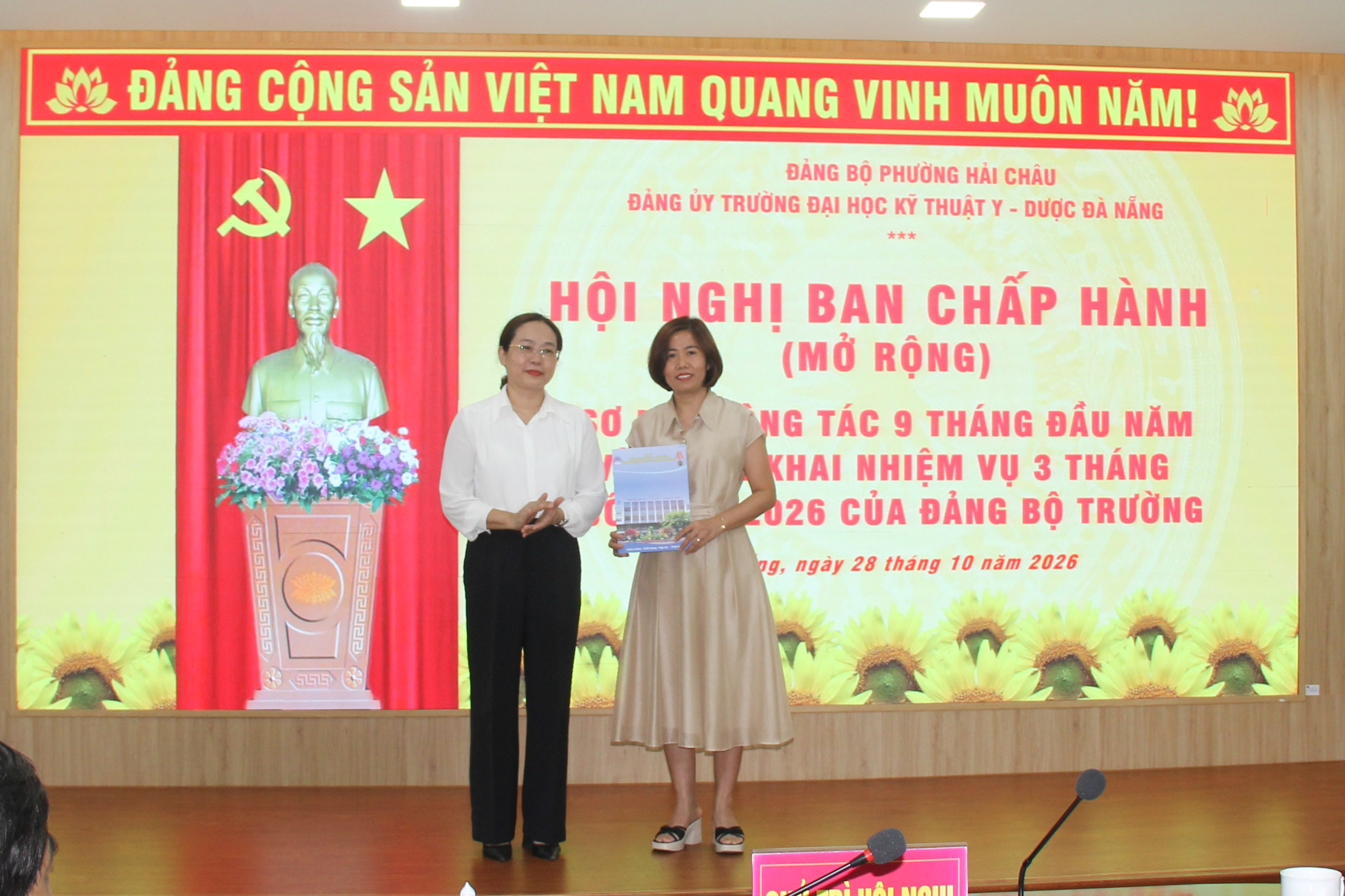 Chúc mừng đồng chí Hồ Thị Tuyết Thu tham gia Ban Chấp hành Đảng bộ Trường khóa XIX
