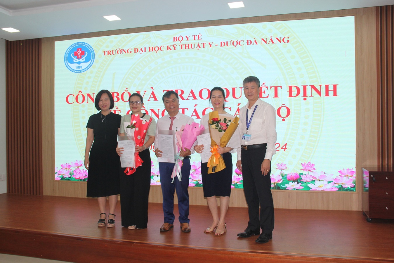 Trường Đại học Kỹ thuật Y-Dược Đà Nẵng tổ chức công bố và trao quyết định về công tác cán bộ.