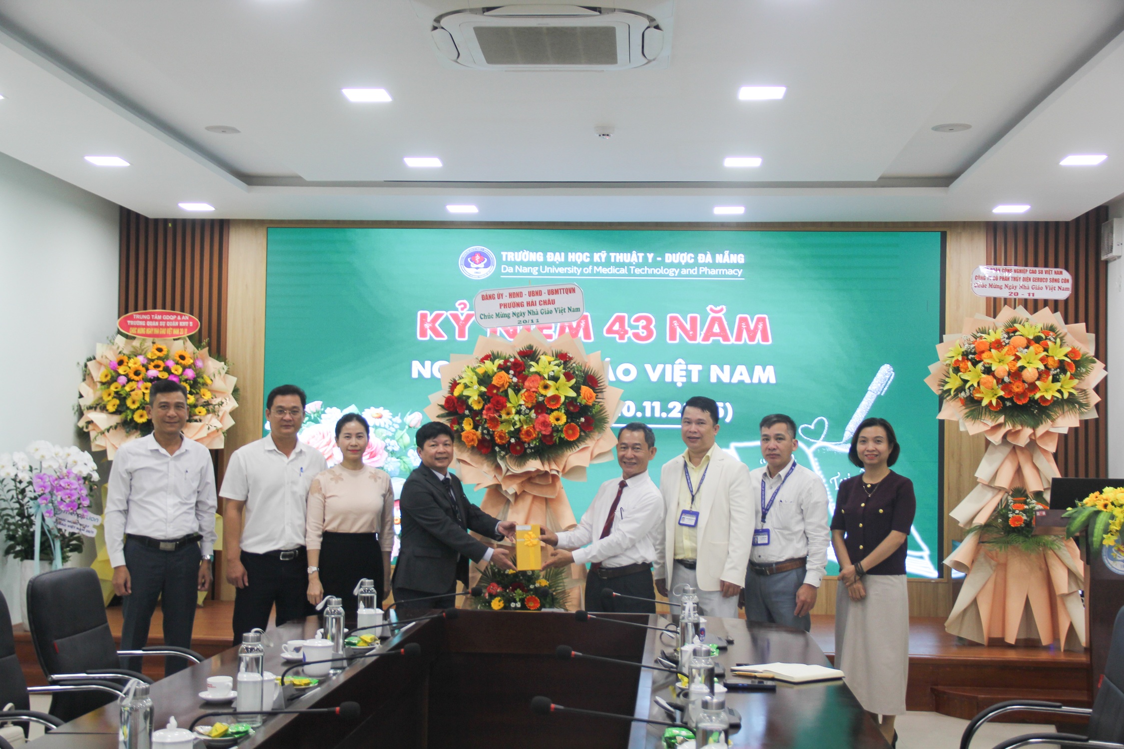 Đoàn lãnh đạo phường Hải Châu thăm và chúc mừng Trường Đại học Kỹ thuật Y - Dược Đà Nẵng nhân kỷ niệm 43 năm Ngày Nhà giáo Việt Nam