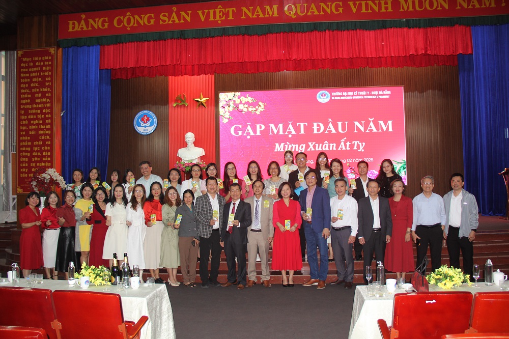 TRƯỜNG ĐẠI HỌC KỸ THUẬT Y - DƯỢC ĐÀ NẴNG TƯNG BỪNG GẶP MẶT ĐẦU NĂM MỚI XUÂN ẤT TỴ 2025