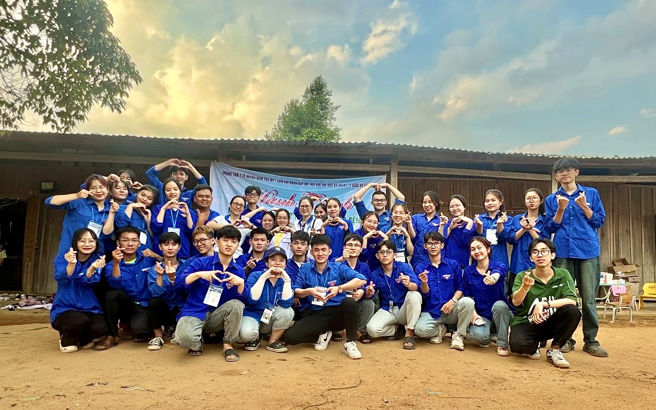 Liên chi đoàn Gây mê hồi sức phối hợp cùng Trung tâm Y tế huyện Nam Trà My tổ chức chương trình tình nguyện