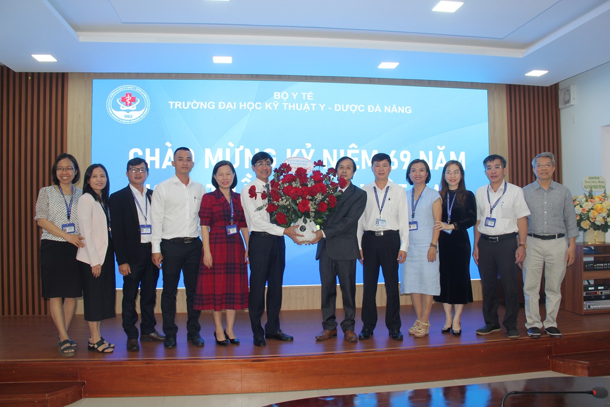 Đồng chí Trần Thắng Lợi - Ủy viên Ban Thường vụ Thành ủy Đà Nẵng – Bí thư Quận ủy Hải Châu thăm chúc mừng Trường Đại học Kỹ thuật Y – Dược Đà Nẵng nhân ngày Thầy thuốc Việt Nam 27/2.