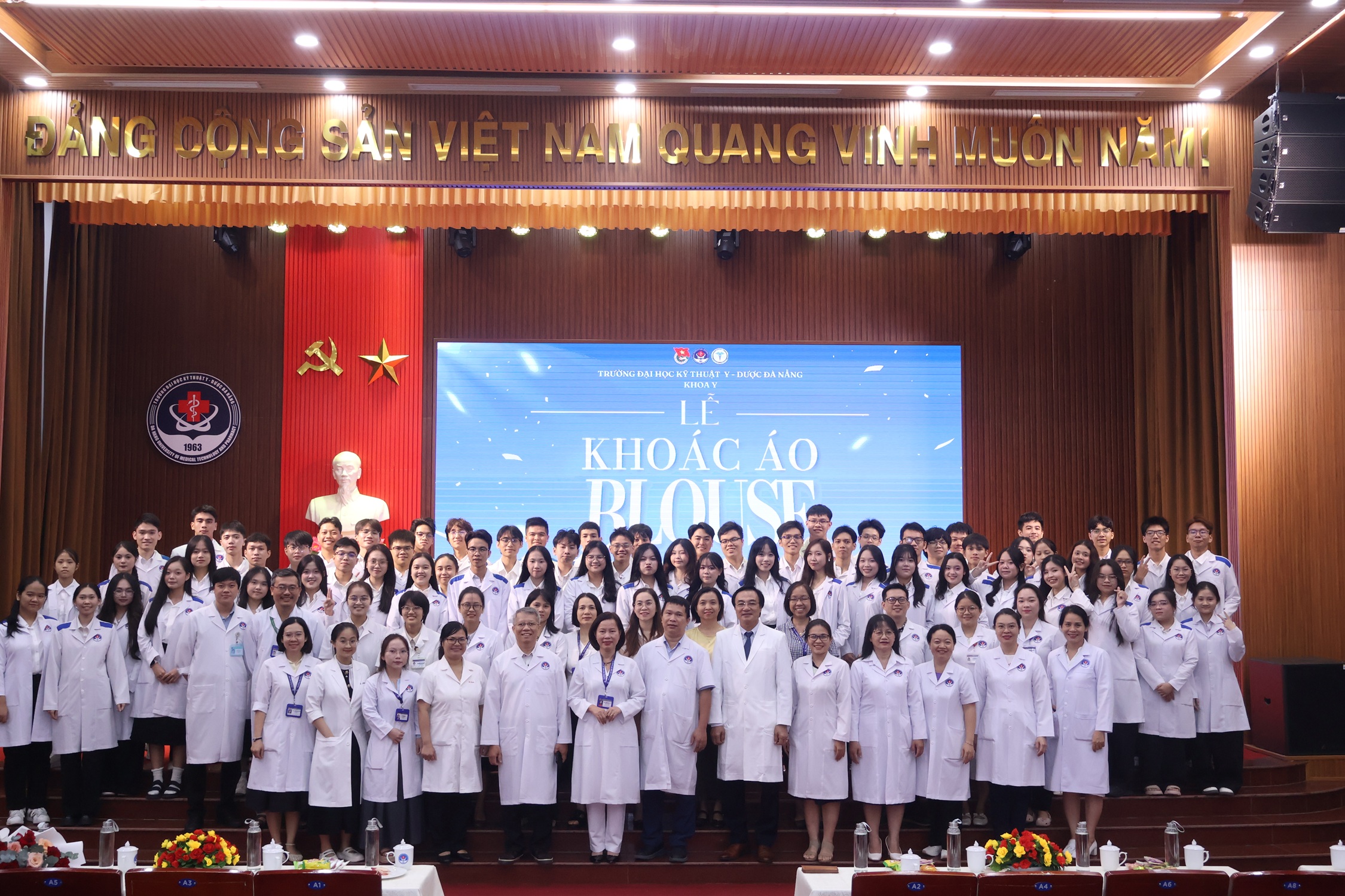 Thiêng liêng khoảnh khắc 250 sinh viên Y khoa khoác áo blouse trắng