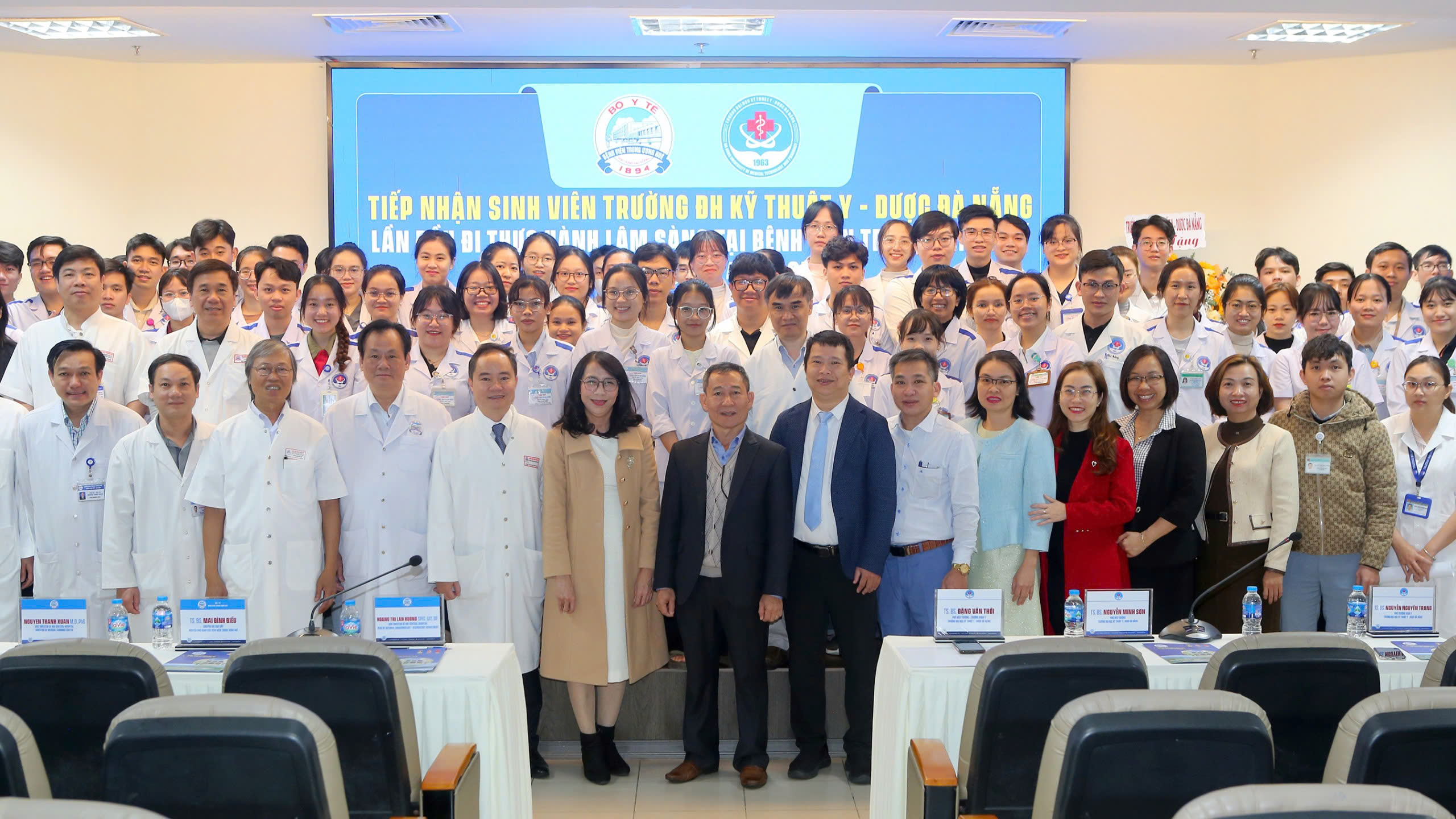 Sinh viên Y khoa (năm cuối) của Trường Đại học Kỹ thuật Y - Dược Đà Nẵng tham gia thực tập lâm sàng tại Bệnh viện Trung ương Huế