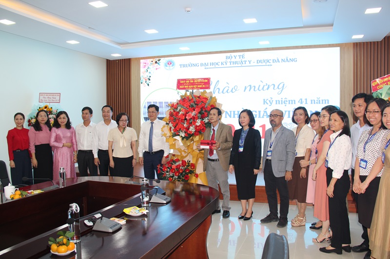 Đoàn lãnh đạo Thành ủy, HĐND, UBND thành phố Đà Nẵng đến thăm và chúc mừng Trường Đại học Kỹ thuật Y - Dược Đà Nẵng nhân kỷ niệm 41 năm ngày nhà giáo Việt Nam