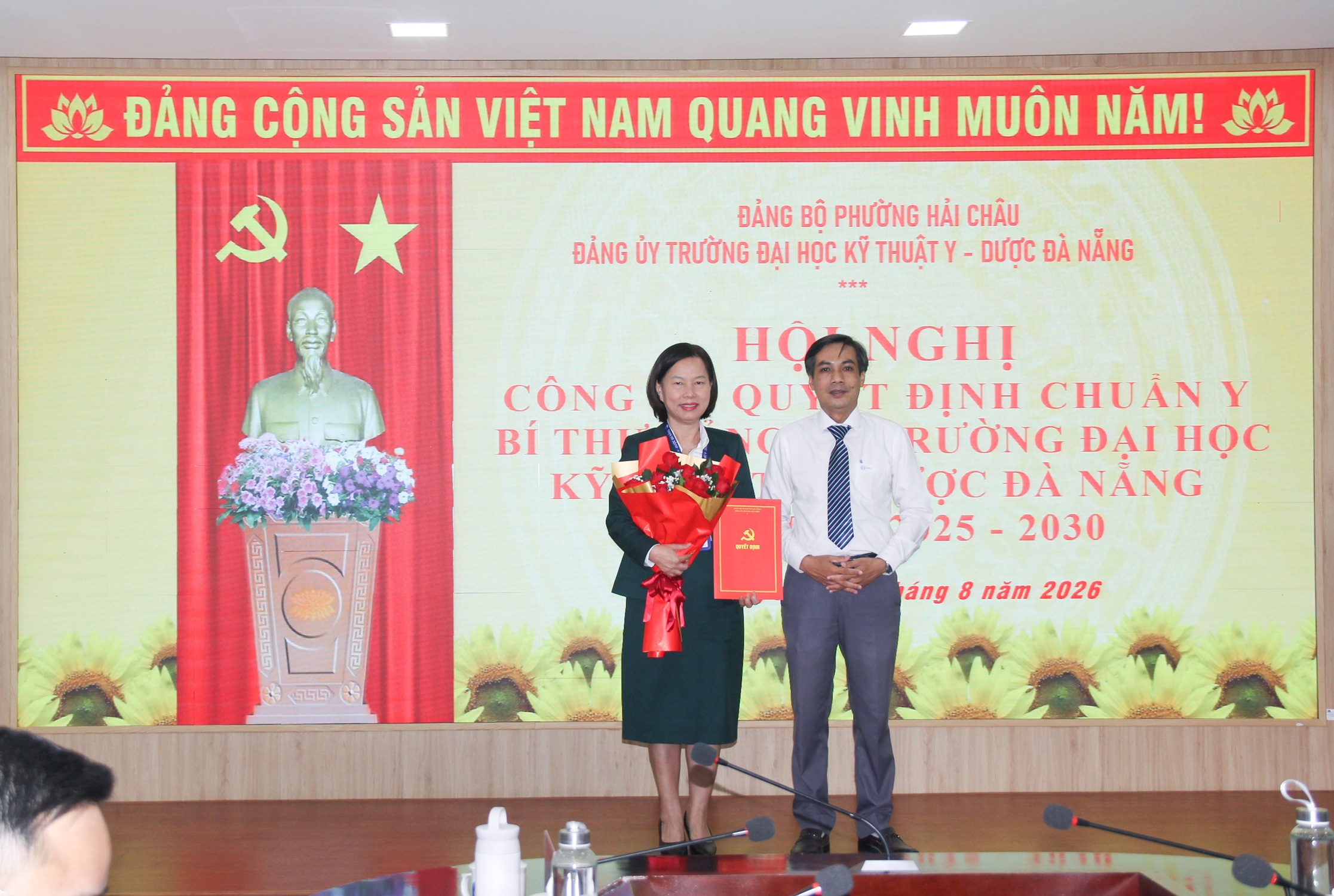 Công bố và trao Quyết định chuẩn y Bí thư Đảng ủy Trường Đại học Kỹ thuật Y - Dược Đà Nẵng, nhiệm kỳ 2025 – 2030
