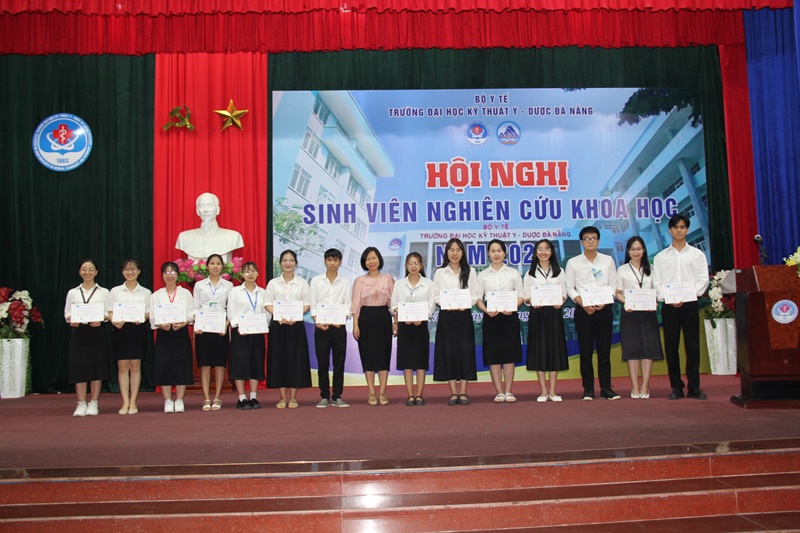Trường Đại học Kỹ thuật Y – Dược Đà Nẵng tổ chức tổng kết và trao giải cho các đề tài đạt giải tham gia báo cáo tại Hội nghị sinh viên nghiên cứu khoa học năm 2023