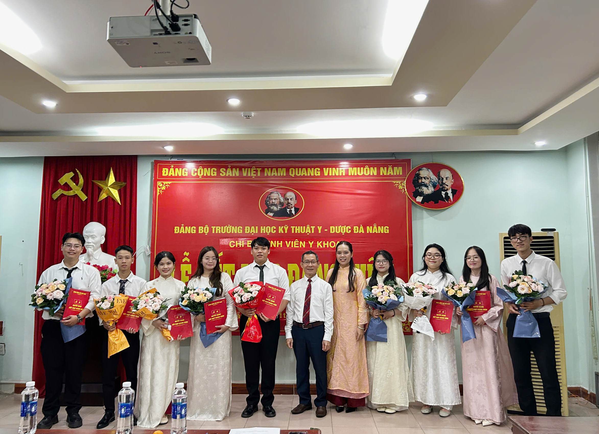 Đảng bộ Trường Đại học Kỹ thuật Y - Dược Đà Nẵng: Chi bộ sinh viên Y khoa kết nạp 9 Đảng viên mới 