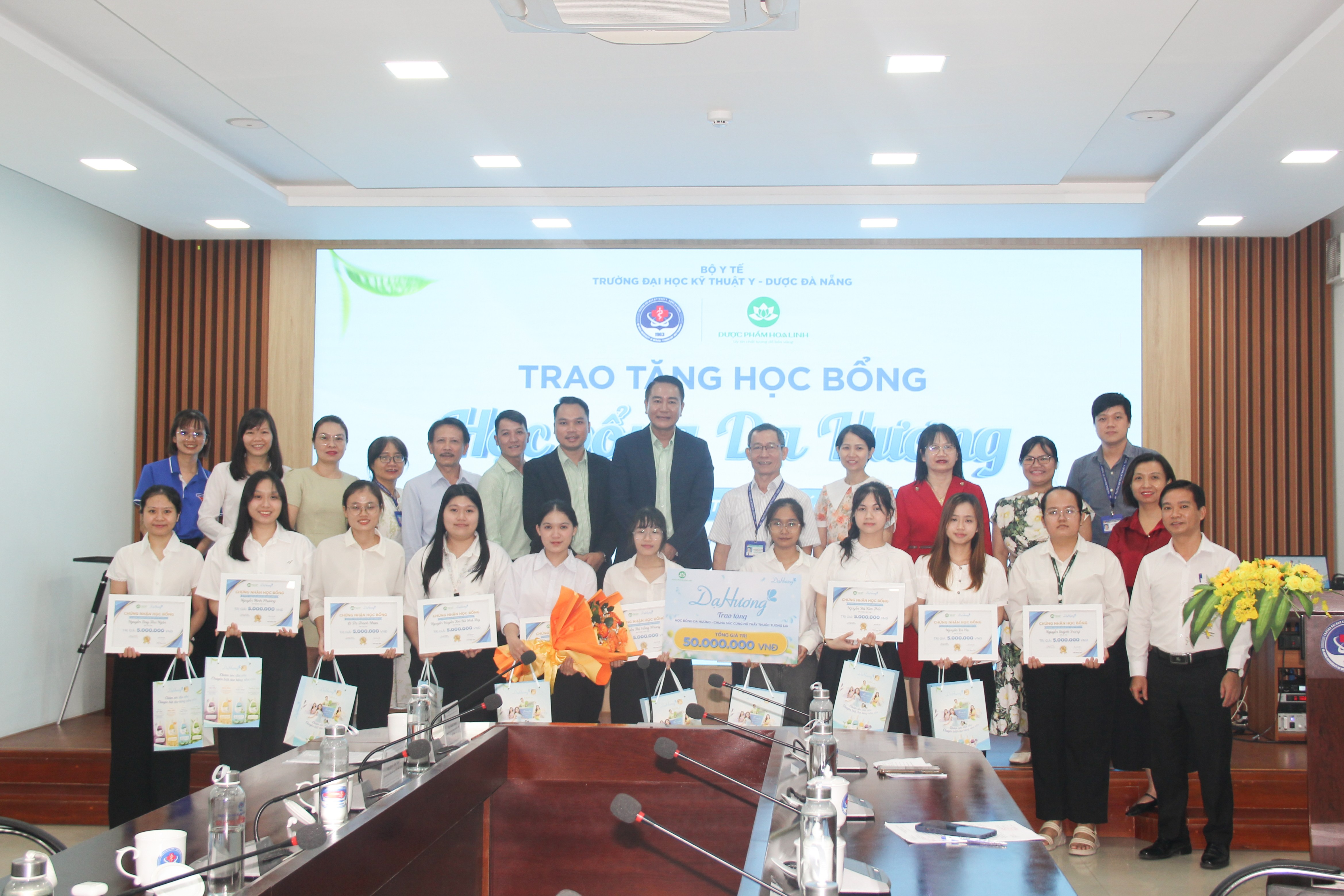 Trao học bổng “Dạ Hương – Chung sức cùng nữ thầy thuốc tương lai” cho 10 nữ sinh viên