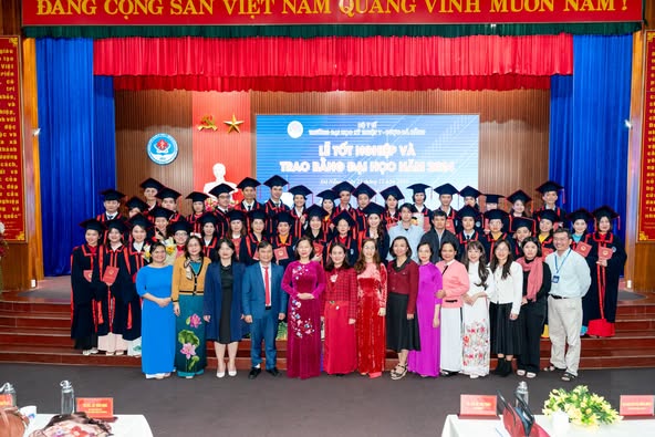 Da Nang University of Medical Technology and Pharmacy Holds Graduation Ceremony and Awards Degrees to 153 New Graduates