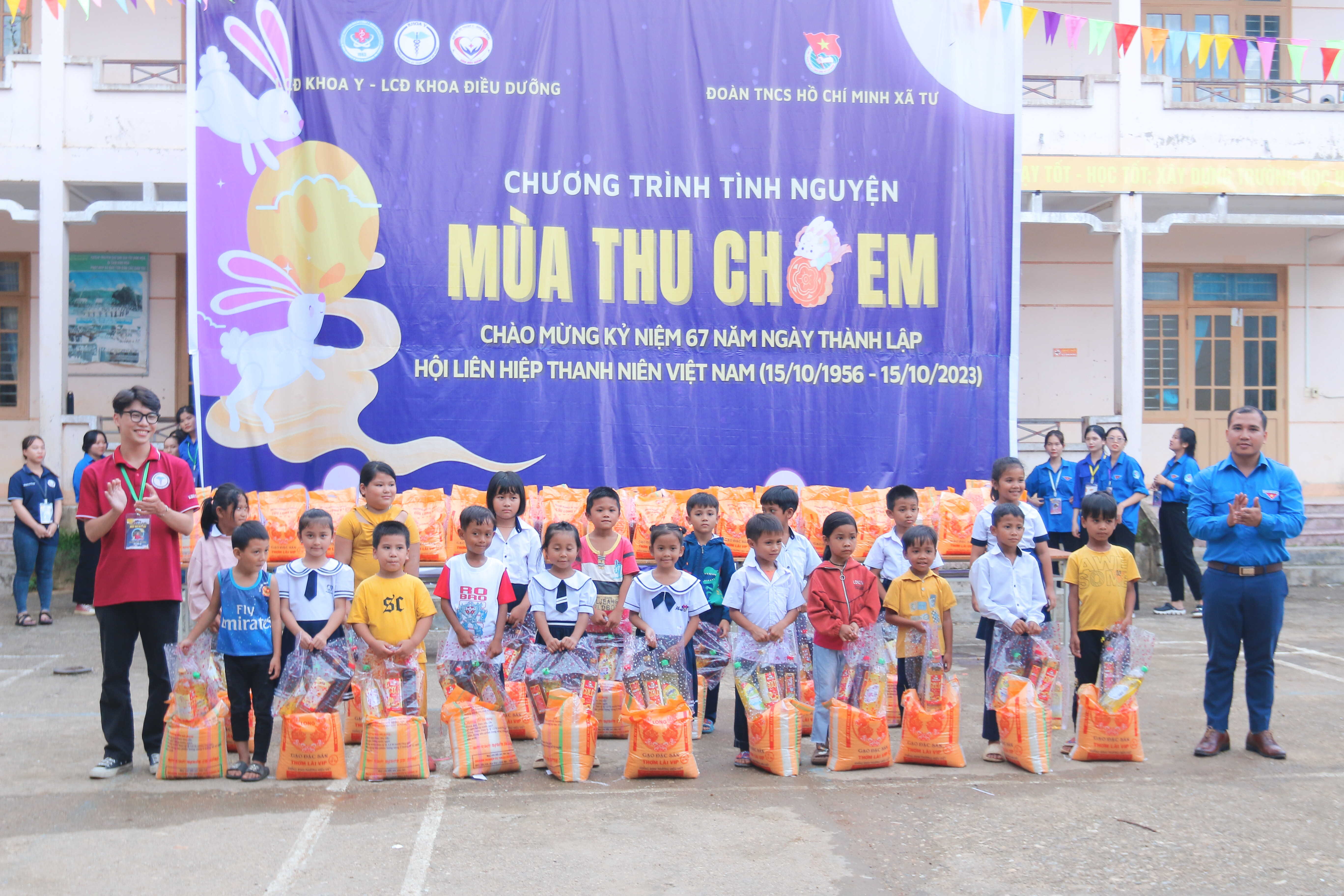 Liên chi đoàn Khoa Y phối hợp cùng Liên chi đoàn Khoa Điều Dưỡng Trường Đại học Kỹ thuật Y - Dược Đà Nẵng tổ chức chương trình tình nguyện “Mùa thu cho em”