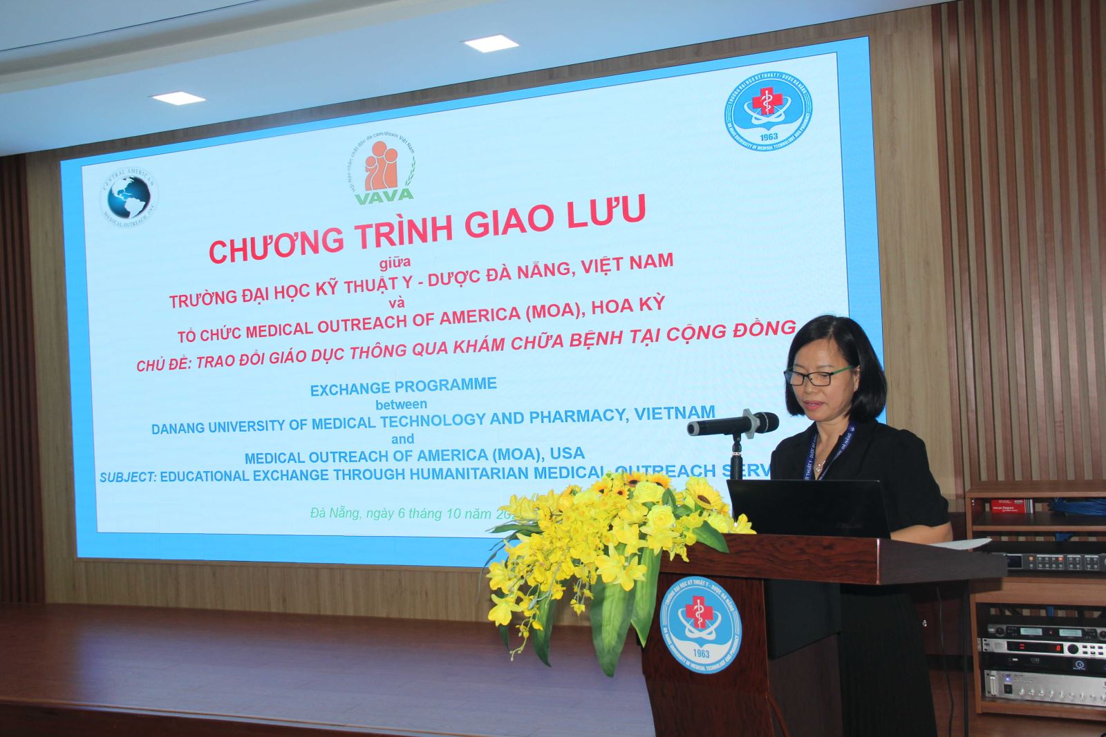 TS.BS Lê Thị Thúy - Phó Bí thư Đảng ủy - Hiệu trưởng Nhà trường phát biểu chào mừng