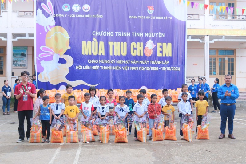 Đoàn tình nguyện đã trao tặng quà cho các em học sinh